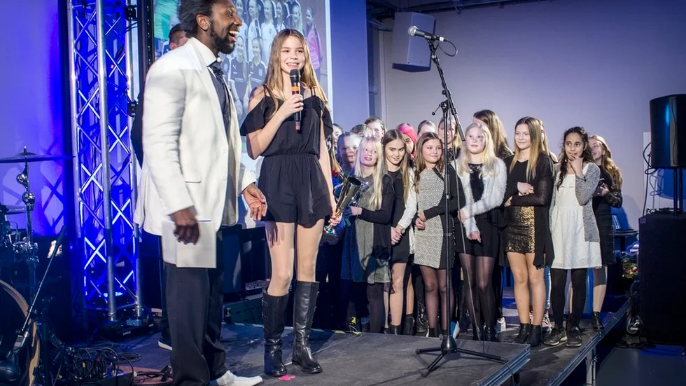 Foto från Flens idrottsgala år 2017. Till vänster syns konferencier Cazton Njuki som även håller i galakvällen i år.