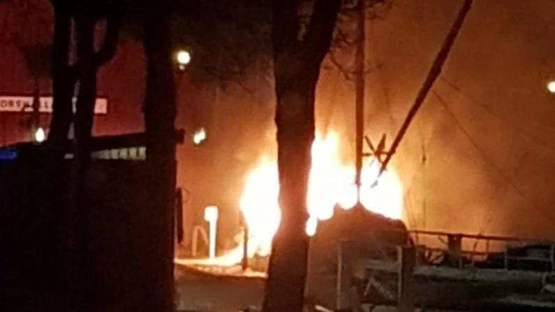 Förbipasserande såg lågor slå ut från båten.