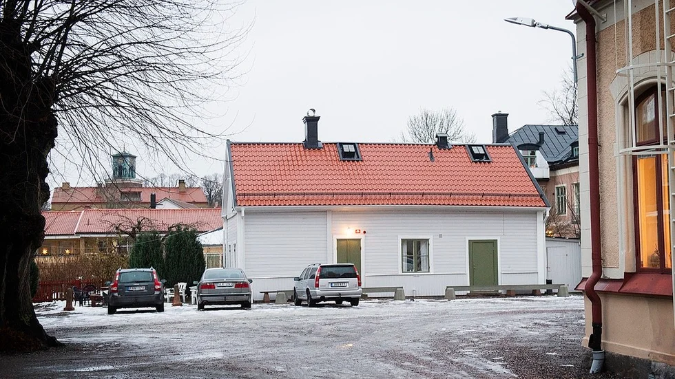 Det nya taket på en av byggnaderna vid Folkhögskolan i Nyköping var en del av den tvist som Nyköpings kommun drev mot Nordvall bleck och plåt förra året.