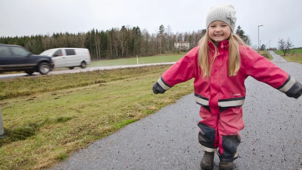 " Loviisa borde kunna få cykla här när hon börjar ettan. Men det känns inte tryggt här, både i Flen och Hälleforsnäs får man köra i max 30 kilometer genom orten. Det borde gälla även här i Björnlunda, tycker mamma Jessica Andersson.