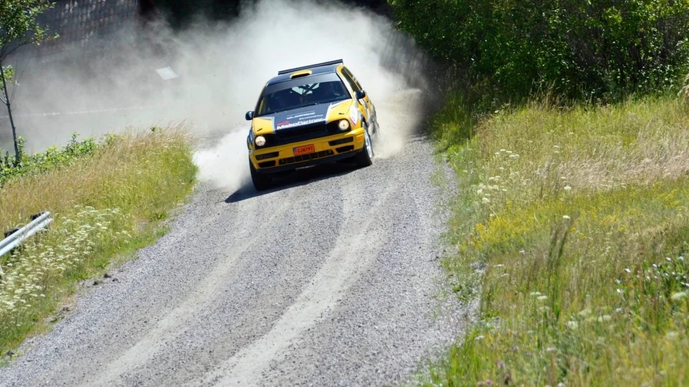 Fredrik Eriksson från Hälleforsnäs med kartläsaren Kristoffer Nordlund i sin VW Golf dominerade på den fina specialsträcka som EMK fått till. Foto: Pierre Skytt