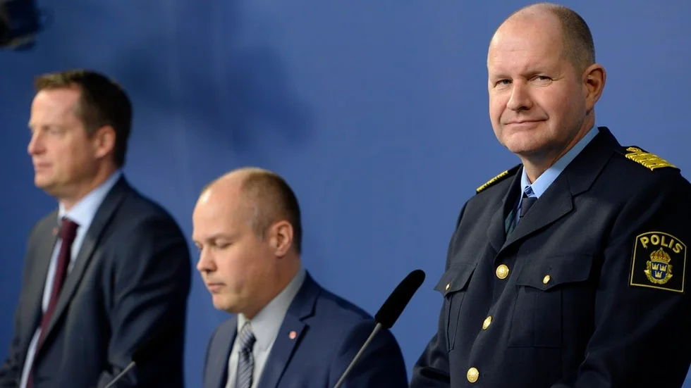 Partikopplingarna är den enda rimliga förklaringen till att rikspolischefen inte får sparken av regeringen, utan i stället tilldelas ett nytt tungt toppjobb av hög säkerhetspolitisk rang.
