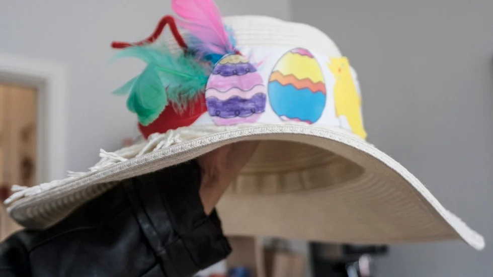Barnen har själva gjort sina hattar. Vissa har tagit med sig en hatt eller keps som de dekorerat i skolan. Andra har byggt sin hatt med material från skolan.