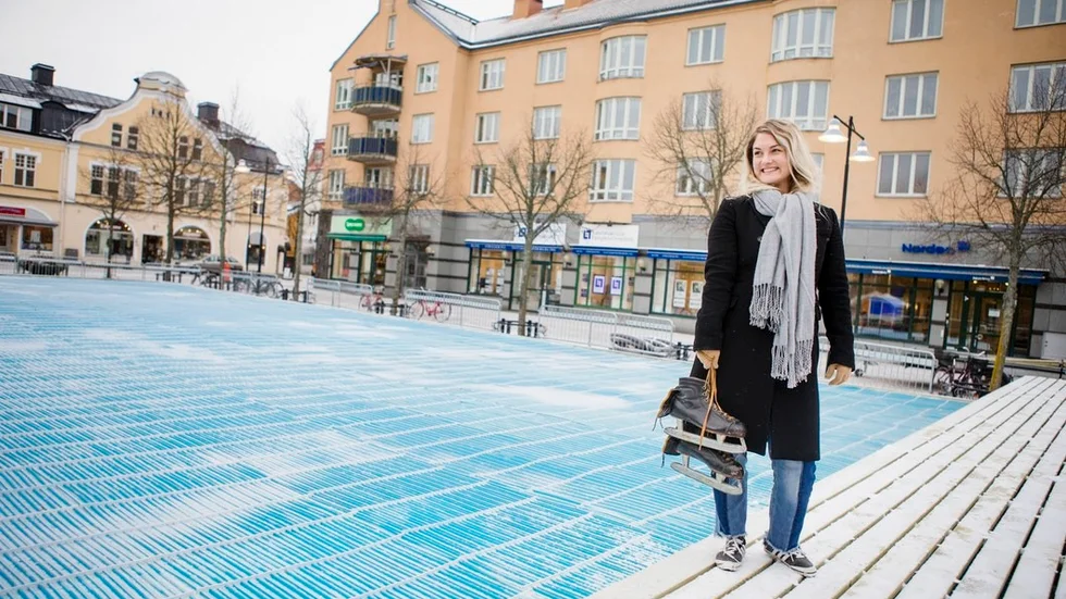 Ida Grönvall från KFV marknadsföring, här vid skridskobanan på Stortorget, tycker att Katrineholms centrum på det hela taget är fint och välskött, även om det finns saker som kan förbättras.