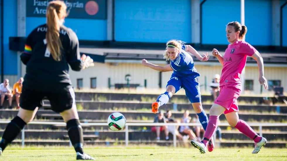 Lisa Moberg följer inte med DFKVärmbol upp i division 1. Hon tar ett snäpp ytterligare i seriepyramiden och skriver på för BK30, elitettanlaget från Västerås hon tränade med redan under sommarens uppehåll. Foto: Per Larsson