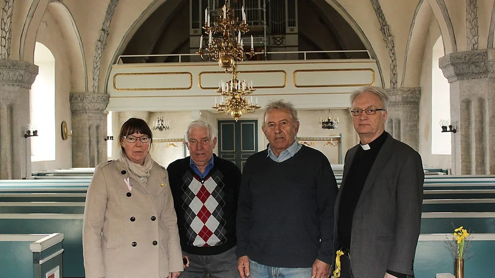 Lena Karlsson, kyrkomusiker och Bertil Andersson, Hans Andersson och Jukka Laari, kyrkorådet, vill att kyrkans samarbete med skolan ska kunna fortsätta.