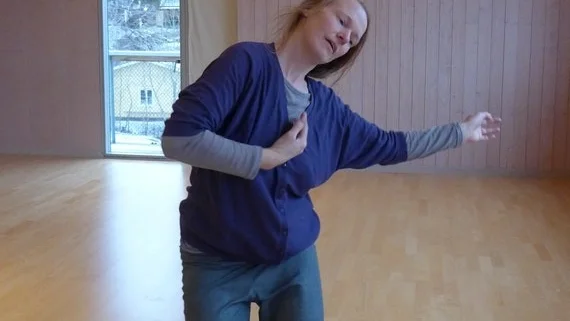 "Dansen är ett bra verktyg för oss som får oss att släppa på våra spänningar." menar Julia