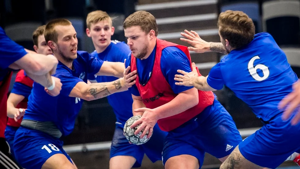 Martin Pettersson, som här tar sig förbi Christopher Wålinder och Hampus Engstrand, tycker att IFK Nyköping behövs och ska vara i division 1. Det råder ingen tvekan om att det är viktigt för klubben.