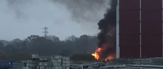 Kraftig brand i flishög
