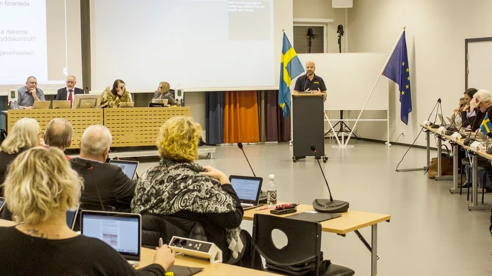 Flens räddningschef Kjell-Åke Källström bjöds in för att tala vid kommunfullmäktiges sammanträde .