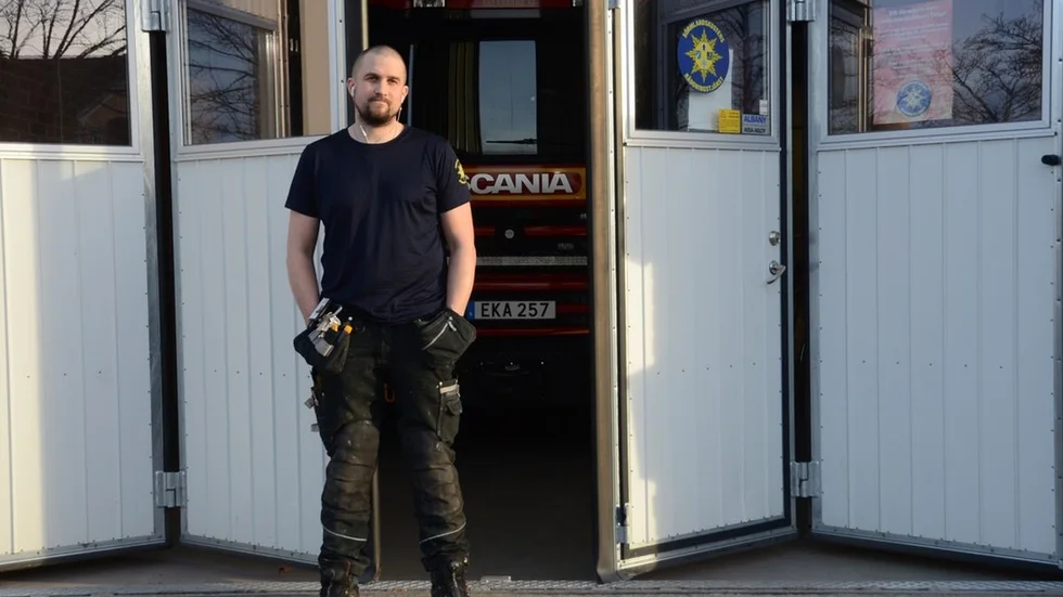 Deltidsbrandmannen Patrik Nyman tvekade inte när SOS-larmet plingade till på hans lediga dag. "Det fanns liksom inte. Det var bara att köra. Det är inpräntat på något vis att man vill hjälpa", säger han.