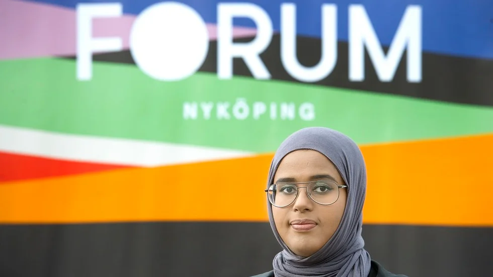 Ifrah Ali är ordförande i Kvinnornas utvecklingsgrupp som arbetar med integration i Brandkärr. – Jag vet inte om man tacklar problemet på bästa sätt med bara föreläsningar. Jag känner att man behöver nå ut och lyssna på dem som verkligen har det svårt att komma ut i det svenska samhället.