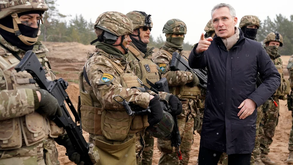 En allians där militärerna är många – och talar många språk. Men alliansens politiska ledning är demokratisk och civil. Natos generalsekreterare Jens Stoltenberg hos slovakiska soldater som i vintras förstärkte skyddet av Lettland, en uppgift svensk trupp också kan väntas delta i.   