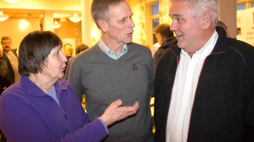 Sylvia Törnqvist och Gunnar Österberg från Centerpartiet i Vingåker, i samspråk med riksdagsledamoten och gruppledaren Anders W Jonsson (C), på besök i kommunen.