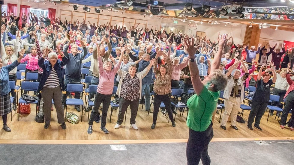Händerna uppåt sträck. 300 pensionärer deltog mangrant i Margit Steffl Karlssons uppmaning till pausgymnastik som en aktivitet mellan dagens föreläsningar om hälsa och motion.