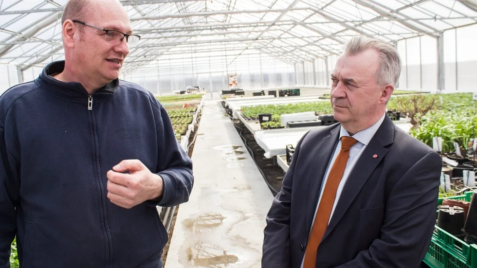 Mikael Johansson, som driver Ingvaldstorps handelsträdgård, fick besök av landsbygdsministern Sven-Erik Bucht.