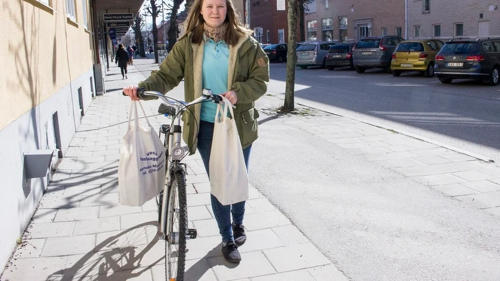 Andrea Fredriksson har cykel som fortskaffningsmedel i jobbet. Här transporterar hon inhandlade varor.