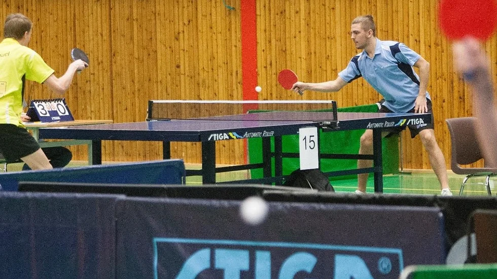 Arvid Karlsson i ljusblått vann sina tre singelmatcher och var en stor del i KFUM:s kvalseger på lördagen. Arkivfoto
