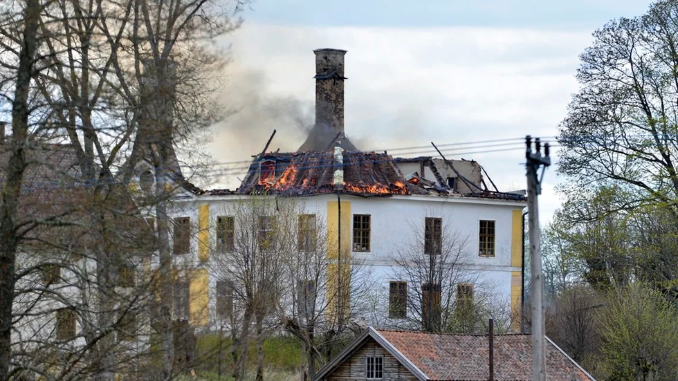 Stora delar av Regnaholms slott förstördes i en brand på lördagen.