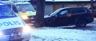 Bil körde in i träd utanför Mälarsjukhuset