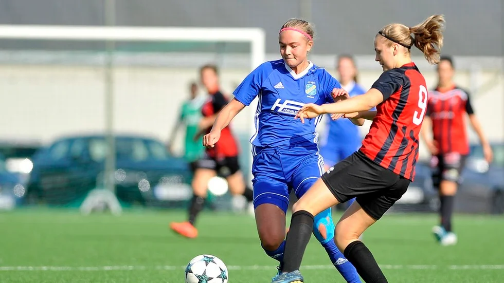 Hedda Eriksson i kamp om bollen med Södertäljespelare i sensommarens seriefinal som Viljan vann med 4–1.