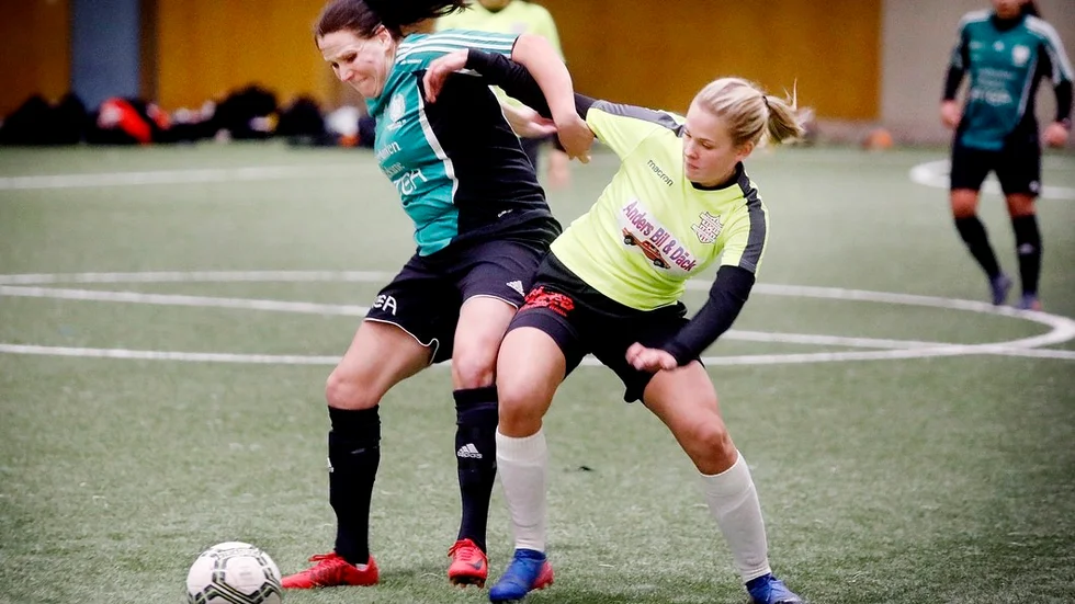 Triangelns Simona Ågren och Strängnäs Johanna Björk i en tuff finalduell.