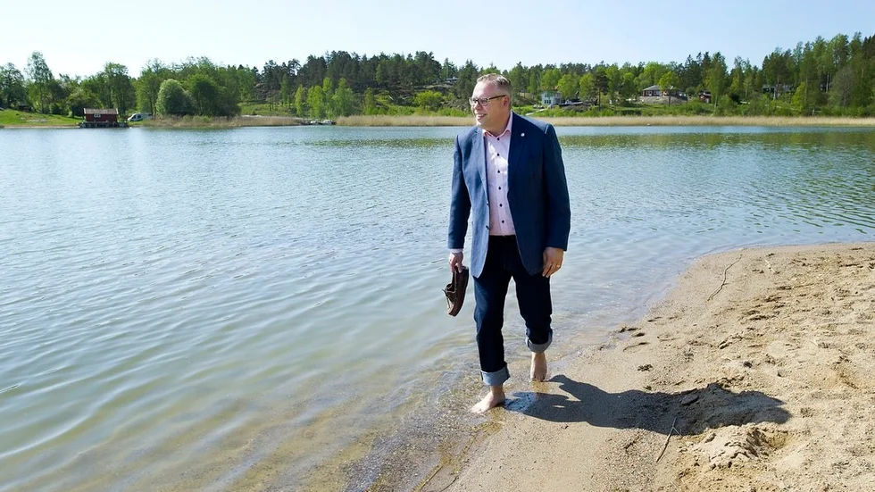 Trosas nya playa är redo, men inte ens högsommarvärme får Trosas kommunalråd Daniel Portnoff (M) att kasta kläderna och hoppa i. Badstranden är ett vallöfte och kostar närmare fem miljoner kronor.