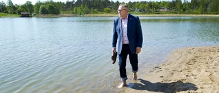 Här tar kommunalrådet ett premiärdopp vid nya havsplayan