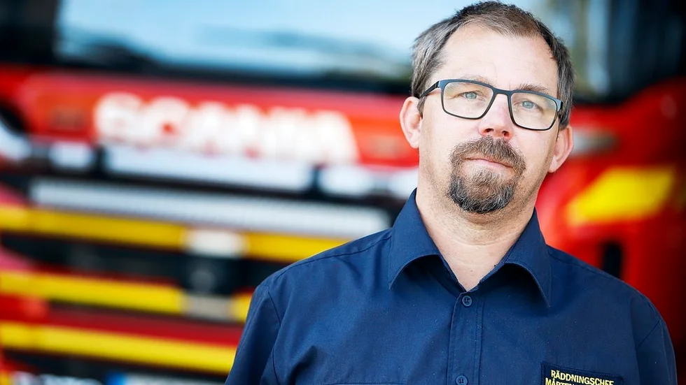 Räddningschef Mårten Eskilsson hoppas att upphandling av ny sotare för privathushållen i Strängnäs ska bli klar i vinter.