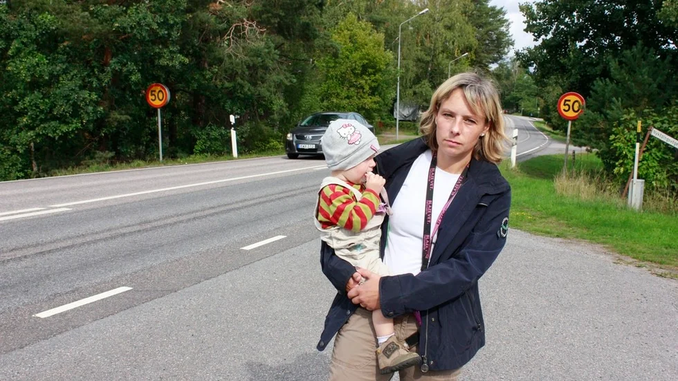 Jenny Hammarlund är bekymrad över skolbarnens säkerhet då flera av dem måste korsa vägen för att ta sig till busshållplatsen.