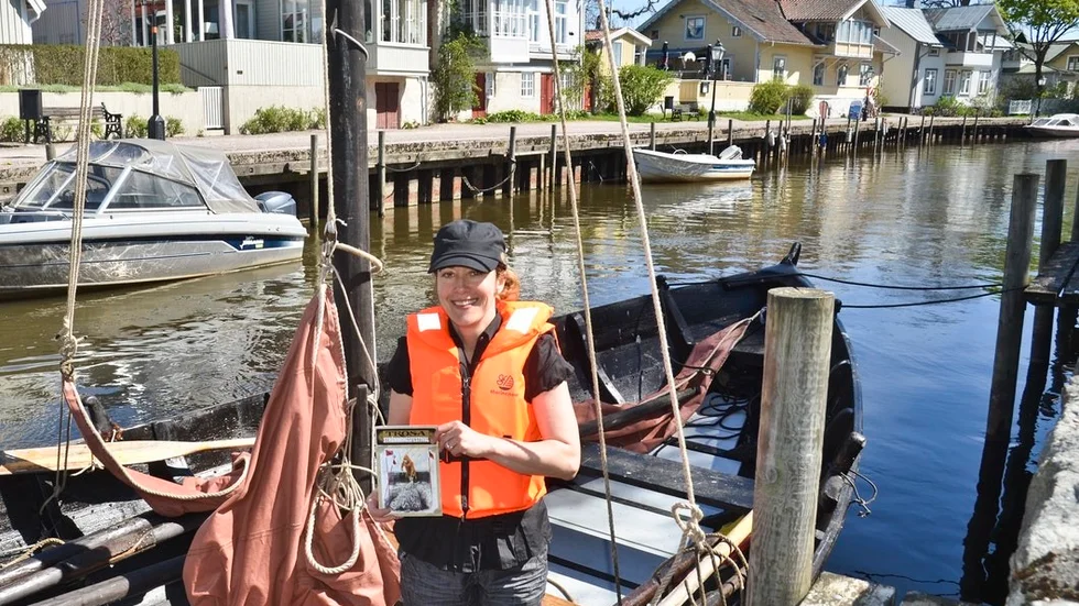 Jessica Gustáv i Stensunds storöka som kommer att seglas under de historiska teatervandringarna. Programmet för strömmingsfestivalen ska säljas till förmån för Askölaboratoriets forskning.