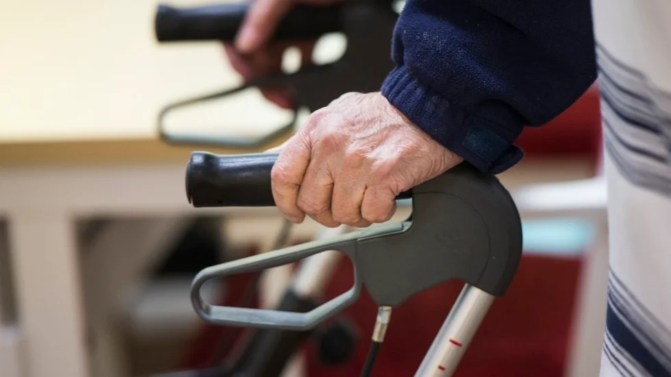 Olyckan tros ha inträffat när patienten reste sig ur sängen och tog tag i sin rollator.