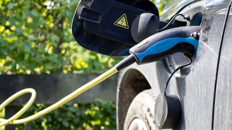 Pitebo erbjuder nu sina hyresgäster elbilsladdning. Den befintliga motorvärmarstolpen modifieras och kan på en natt ladda bilens batteri så det räcker i några mil. (Arkivbild)