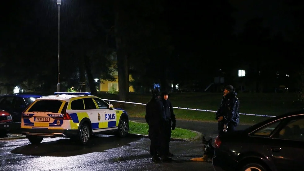 Polisen spärrade av ett område i Fröslunda efter en skottlossning sent på tisdagskvällen.