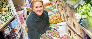 Hon binder livsglädje och känslor i buketten
