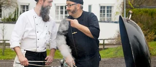 Grillmästarna slår upp tält på torget