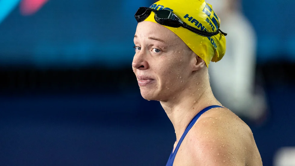 Louise Hansson deppar efter försöksmissen på 50 meter ryggsim.