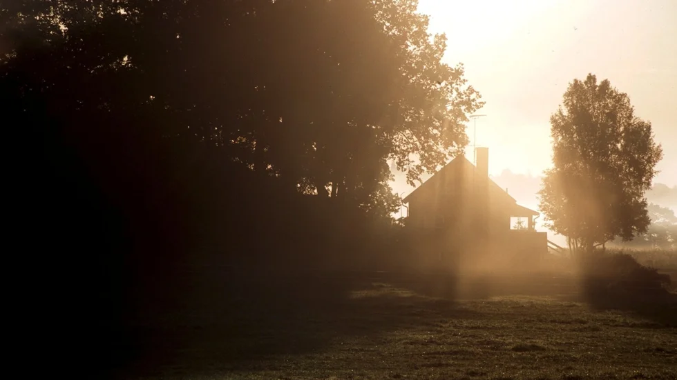 Vid sommarsolståndet blir det aldrig riktigt beckmörkt någonstans i Sverige eftersom solen bara är en bit under horisonten i nordlig riktning. Under natten råder skymning, som övergår direkt i gryning. Källa: SMHI 