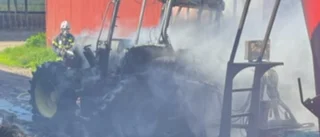 I dag: Traktor totalförstördes i brand – stod nära byggnad