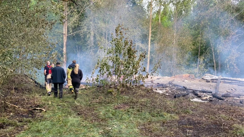 Räddningstjänsten inspekterar brandplatsen tillsammans med markägare på måndagen. 