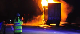 Lastbilsbrand stängde E4