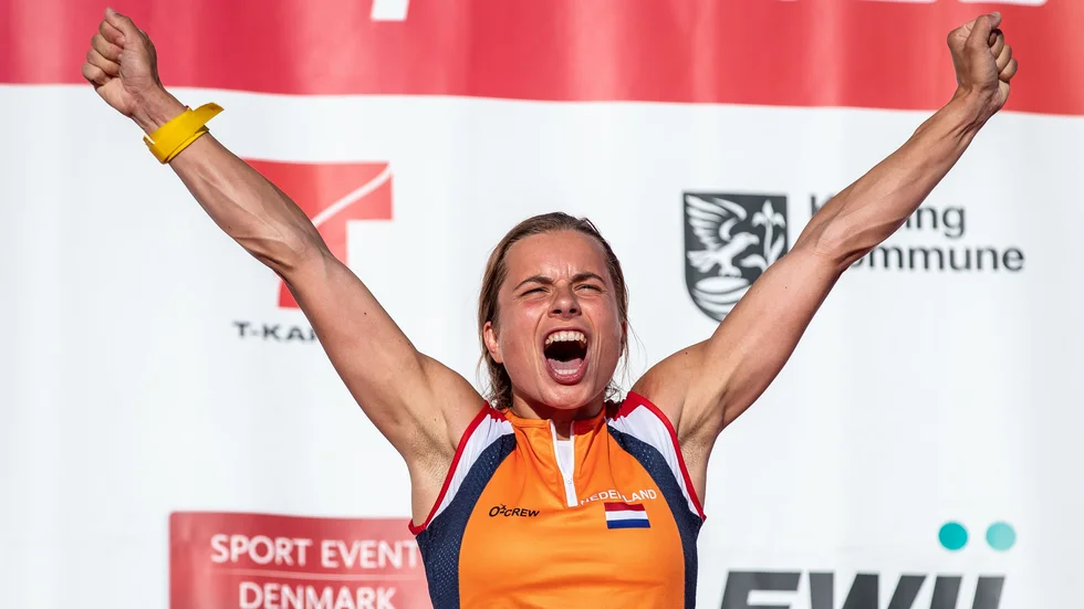 Eef van Dongen jublar sedan hon tagit sin första VM-medalj.