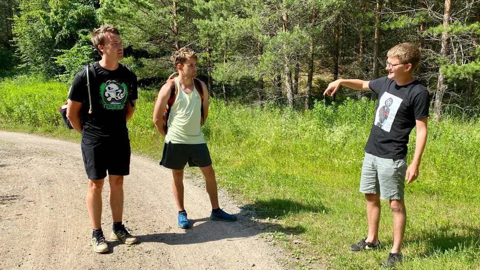 När Erik Lindgern visar upp banan för Corren kommer två sugna spelare förbi Bockarp discgolfbana. Magnus Samuelsson är från Karlstad och Elias Landfors är från Örebro. "Vi har sett ett intresse på Facebook från hela Sverige med frågor om när vi öppnar", säger Erik.