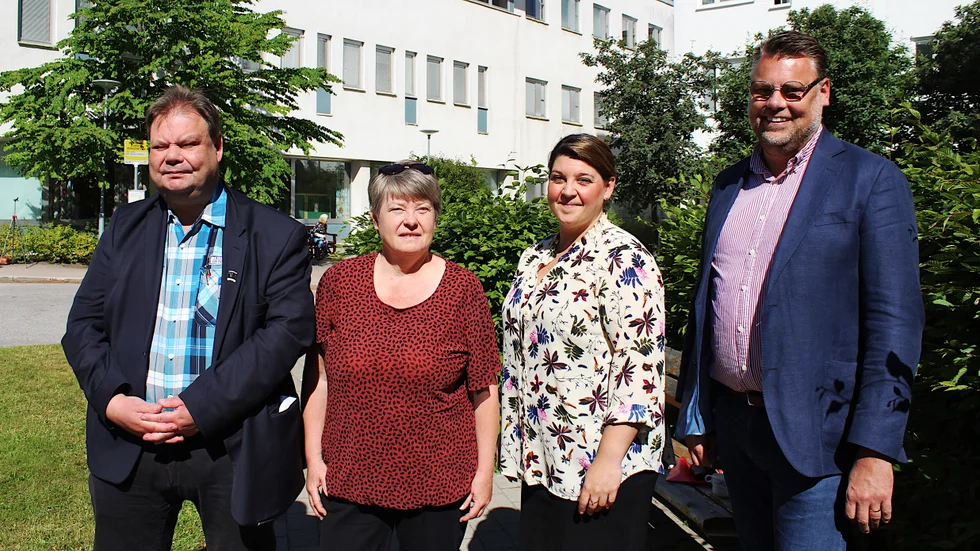 Socialdemokraternas Peter Wretlund, Yvonne Hagberg, Angelica Katsanidou och Mattias Adolfson utlovar skor till medarbetare inom vården.