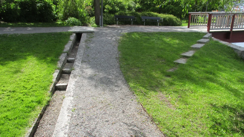 Inte heller 2022 finns det vatten i den konstgjorda vattenkanalen som byggts i Hamnparken (vid Hamngatan mittemot Teatern) skriver signaturen "Kvalitetsgranskare".