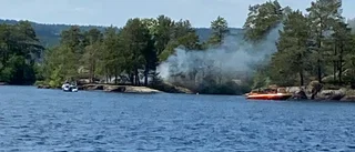 Brand på ö i Åsunden – räddningstjänsten ryckte ut med båt