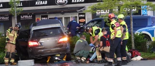 Biljakt genom centrala Norrköping slutade med krasch in i restaurang