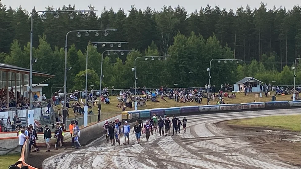 Piraterna och Indianerna går båda lagen tillsammans varvet runt. Efter 91 minuters regnuppehåll kördes de sista sju heaten i derbyt. Med publiken kvar. Med den kärleken till sporten har speedway en framtid.