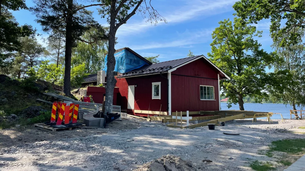 Leveransförseningar har gjort att kaféet vid Orrestaö ännu inte står klart, men är bara ett av flera problem som hindrar det nya fiket från att öppna.