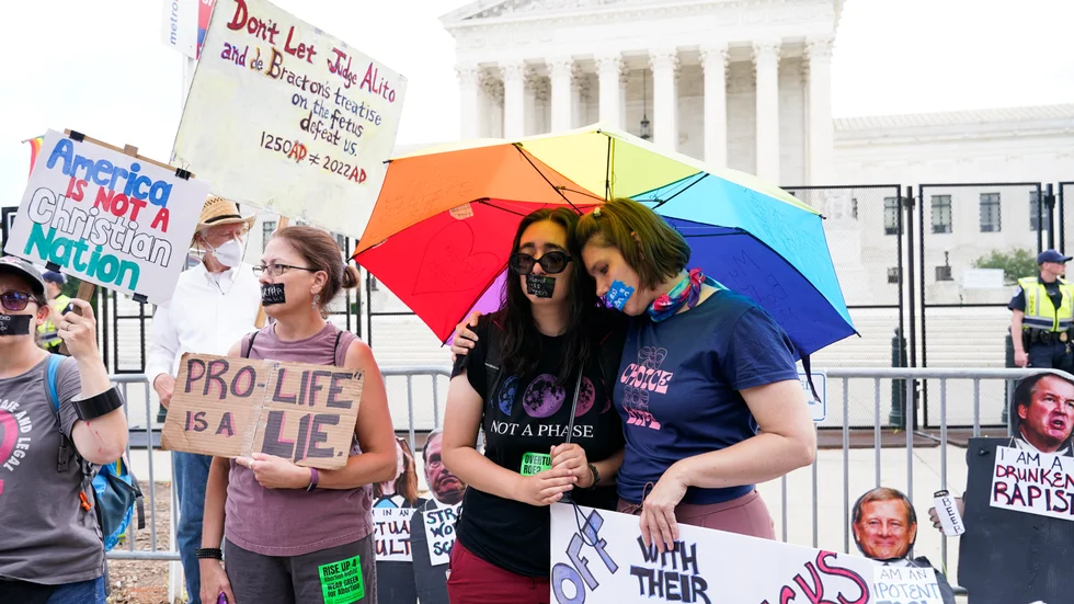 Abortförespråkare sörjer utanför Högsta domstolen i Washington på fredagen.